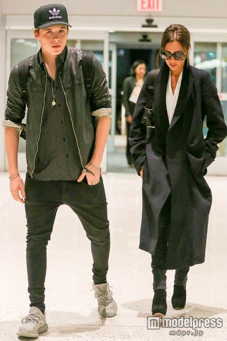 うつむいているヴィクトリアとカメラ目線のブルックリン君。FameFlynet Pictures／Zeta Image