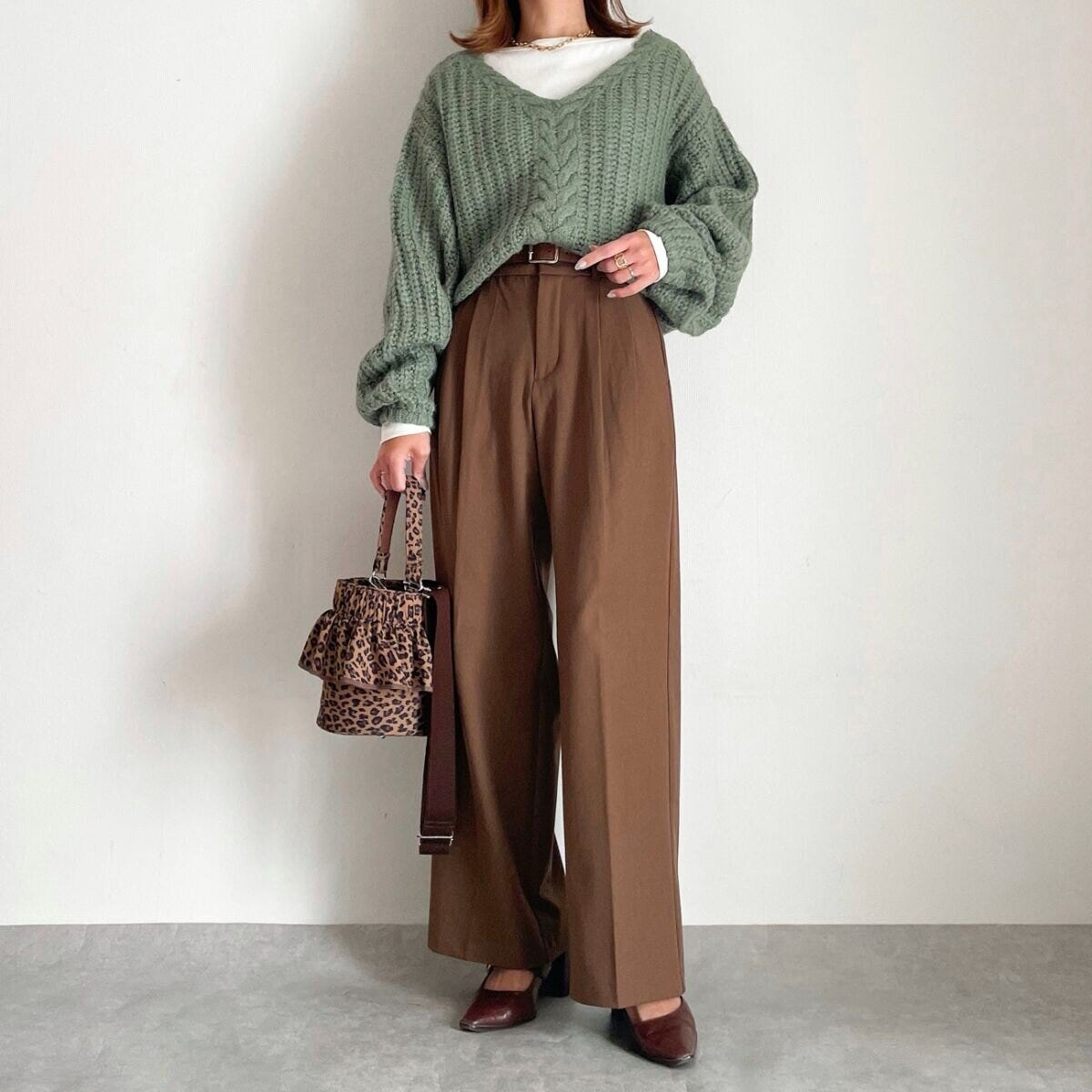 cocaリブボートネックカットソー　アイボリーのニットレイヤードコーデ