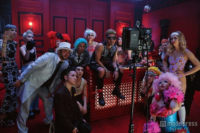 SHOKICHI(中央)/「月刊EXILE」9月号より(画像提供:LDH)