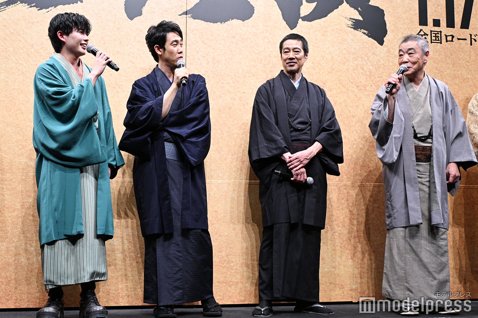 師匠・柄本明から「本気でぶつかって来いよ」と言われたと語る長尾謙杜と、まるで身に覚えがない柄本明（C）モデルプレス