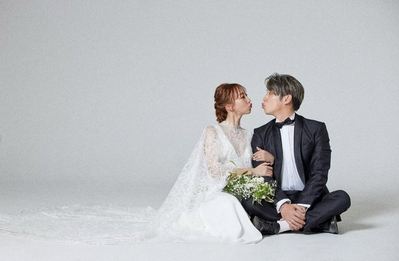 「バチェラー4」秋倉諒子、夫・黄皓とのキス寸前ウエディングフォト公開  コメント欄にも注目集まる