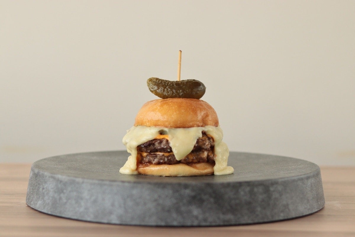 淡路島、話題の新店！ パン職人×自社牧場の牛でつくる“本気のご当地バーガー”が誕生！