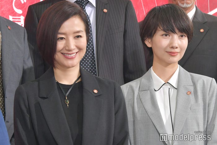 鈴木京香、波瑠 (C)モデルプレス