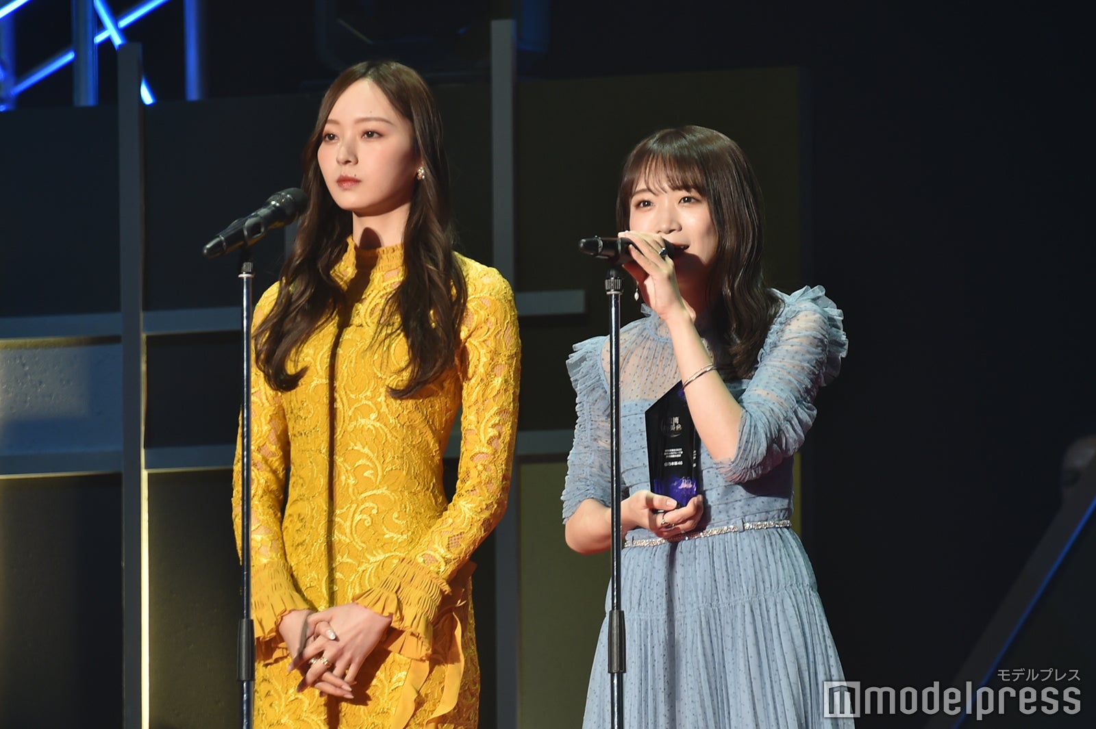 梅澤美波、秋元真夏（C）モデルプレス