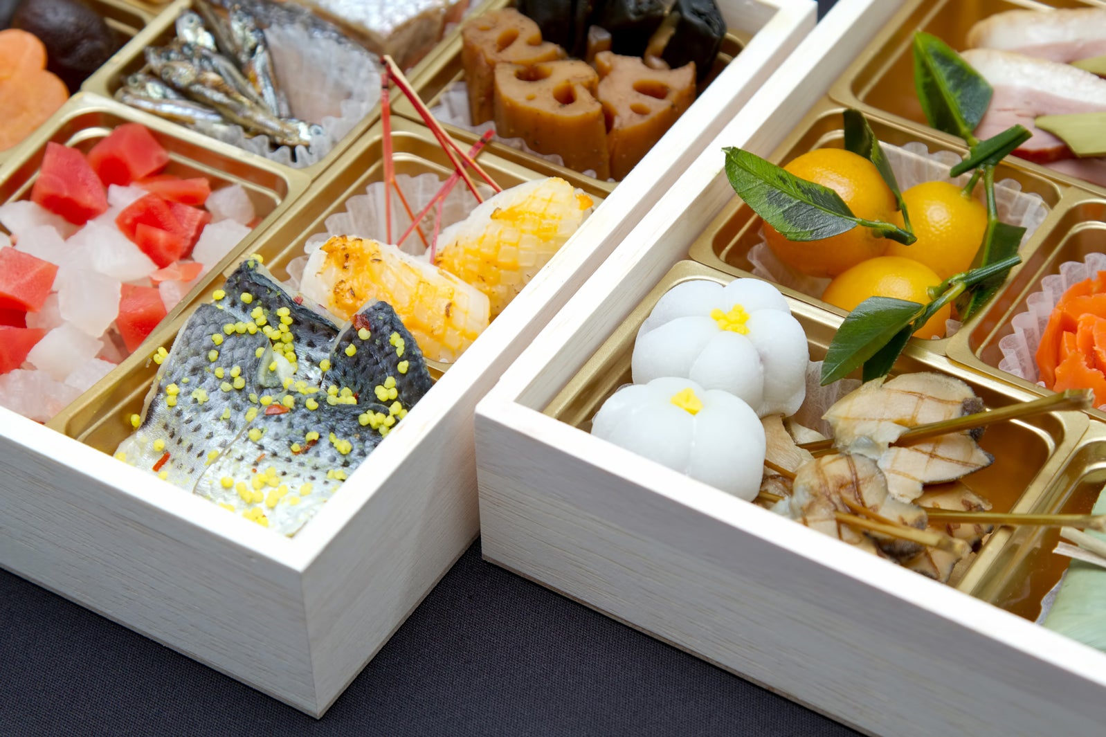 おせちを楽しみにしている人も多いのでは？／photo by  写真素材ぱくたそ[photographer すしぱく]