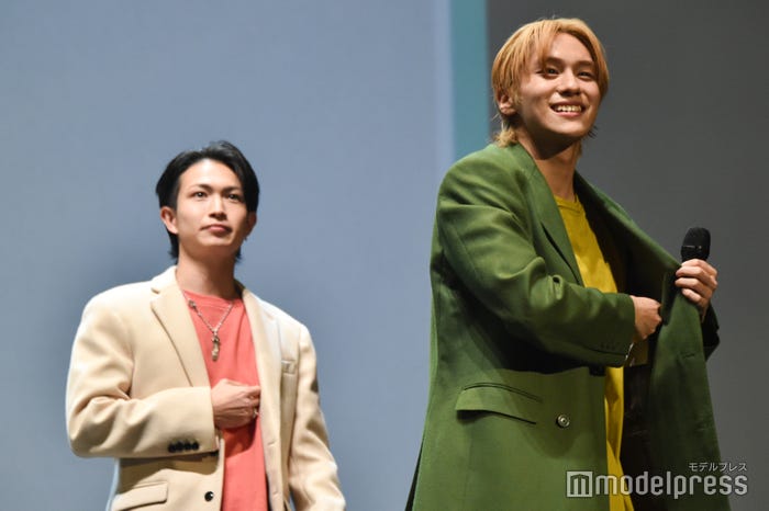 観客からの投げキスをジャケットにしまう山下幸輝「ホミパリ Twenty-2 Birthday Zepp Tour」(C)モデルプレス