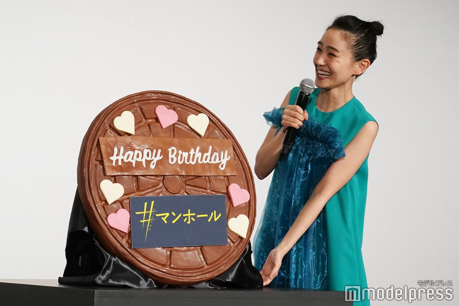 サプライズに喜ぶ奈緒（C）モデルプレス