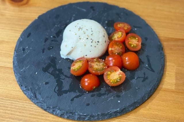 ブラータチーズをトマトとお皿に盛ったところ