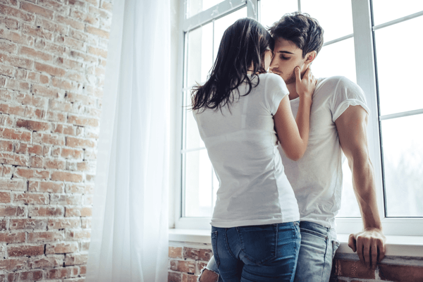 それはズルいよ 男が抱きしめたくなる キス後の可愛い仕草 4つ モデルプレス