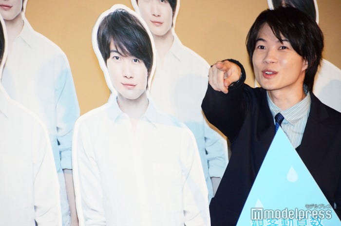 等身大パネルにカメラ位置を教える神木隆之介 (C)モデルプレス