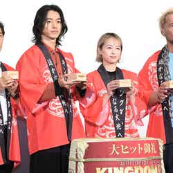 （左から酒を持つ）佐藤信介監督、山崎賢人、清野菜名、真壁刀義（C）モデルプレス