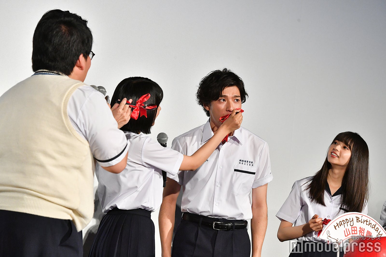 松本穂香（右）、山田裕貴（左）にケーキをあーん（C）モデルプレス