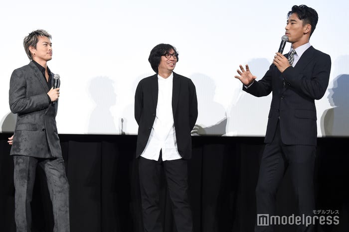 今市隆二(左)の初演技を絶賛した小林直己(右)(C)モデルプレス