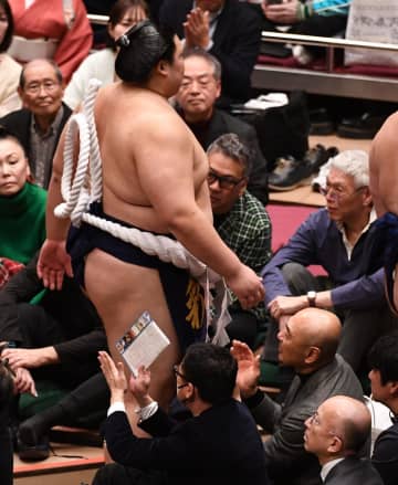 大相撲 花道脇で観戦の人気俳優にファン好感 十両から真剣な眼差し→金星に満面笑みで拍手「楽しそうw」「驚きニコニコしてる高橋克実もよすぎ！」