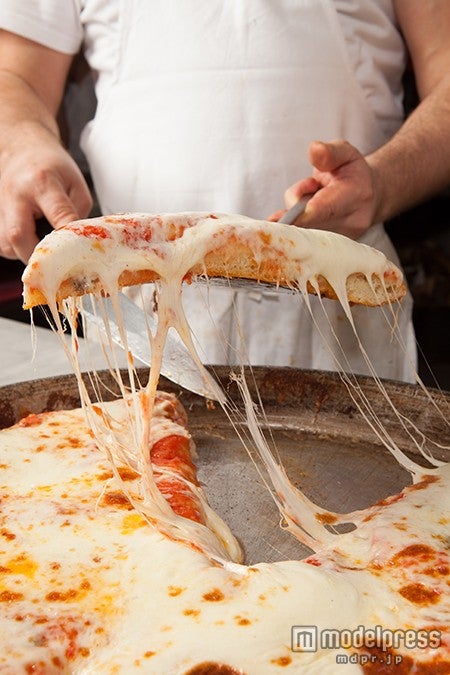 「SPONTINI」の極厚ピザ／画像提供：J-World Diner