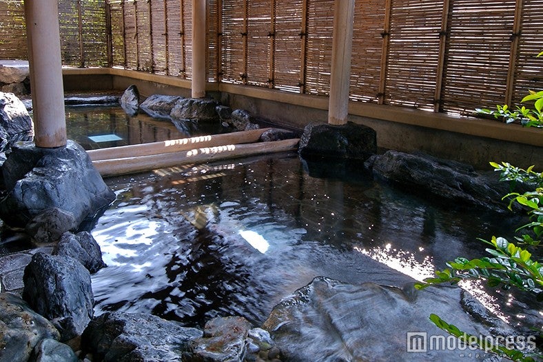 2階露天風呂かじかの湯／画像提供：ホテル河鹿荘