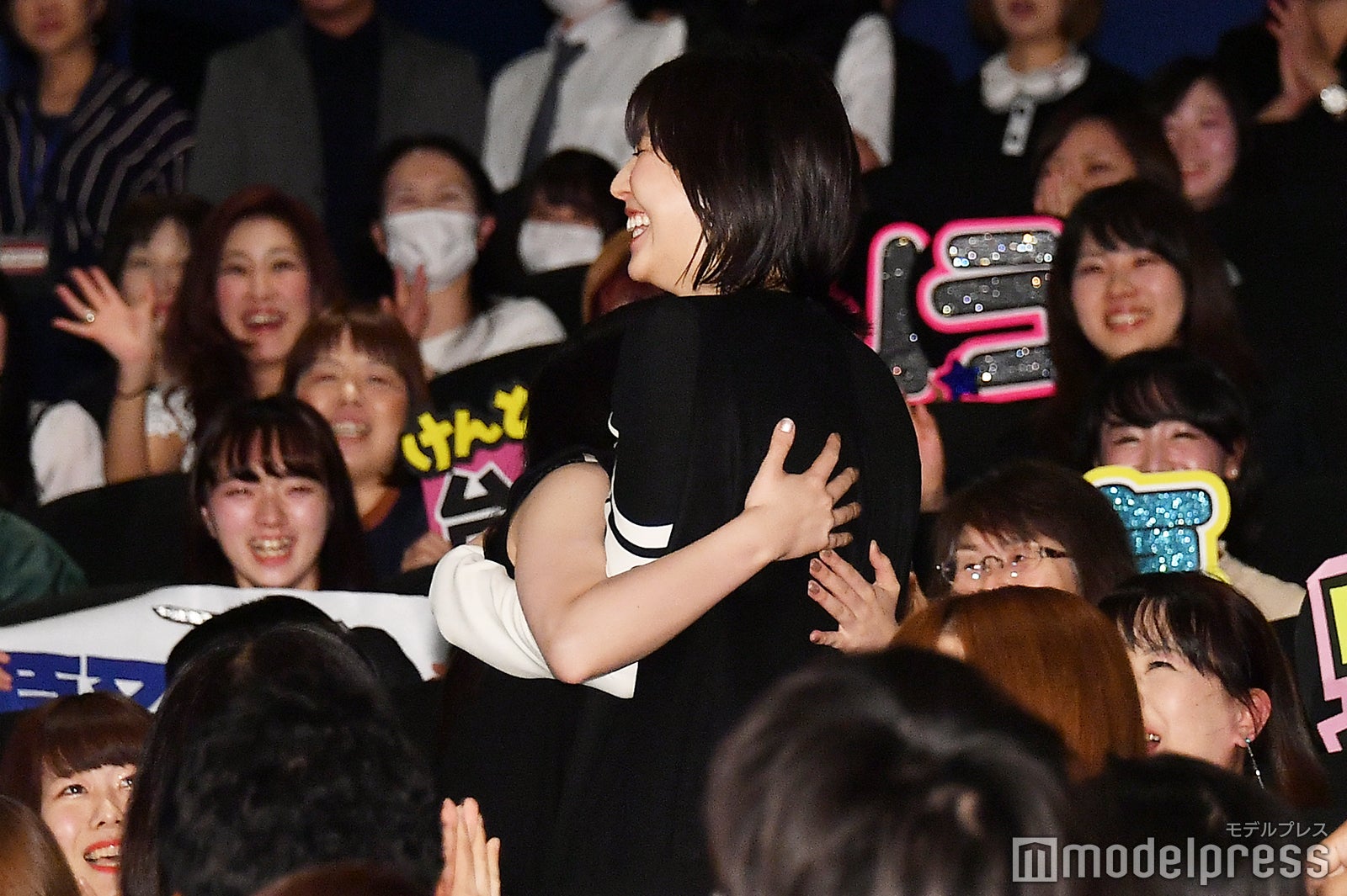 長澤まさみと橋本環奈もぎゅっとハグ （C）モデルプレス