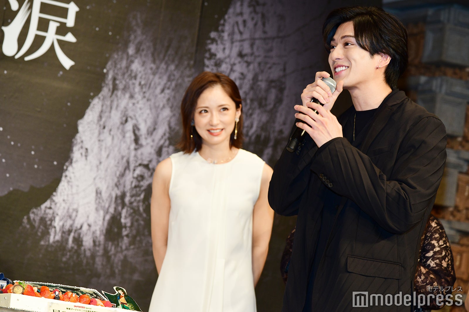 笹本玲奈、新田真剣佑（C）モデルプレス