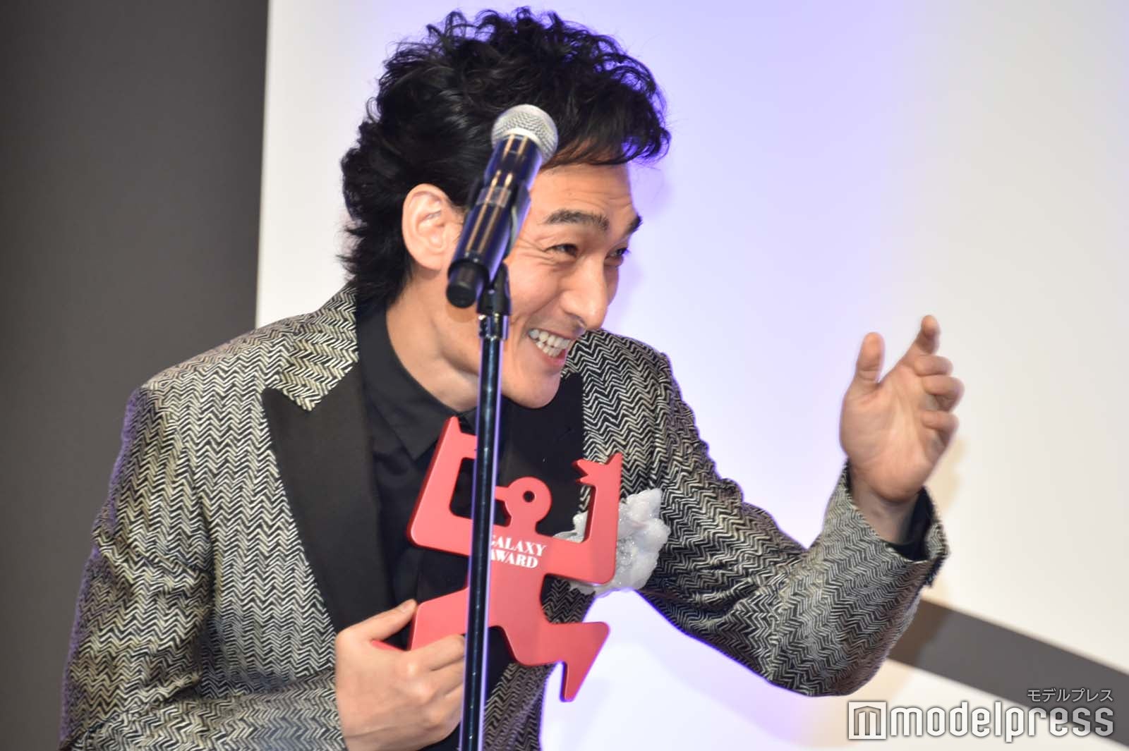 堤真一の姿に驚く草なぎ剛 （C）モデルプレス