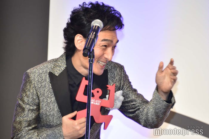 堤真一の姿に驚く草なぎ剛 (C)モデルプレス