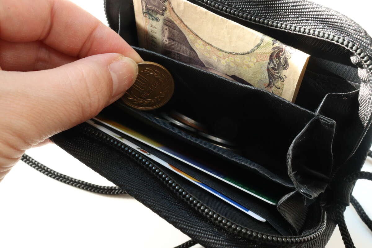 紐付キッズウォレット（ブラック）　小銭取り出し