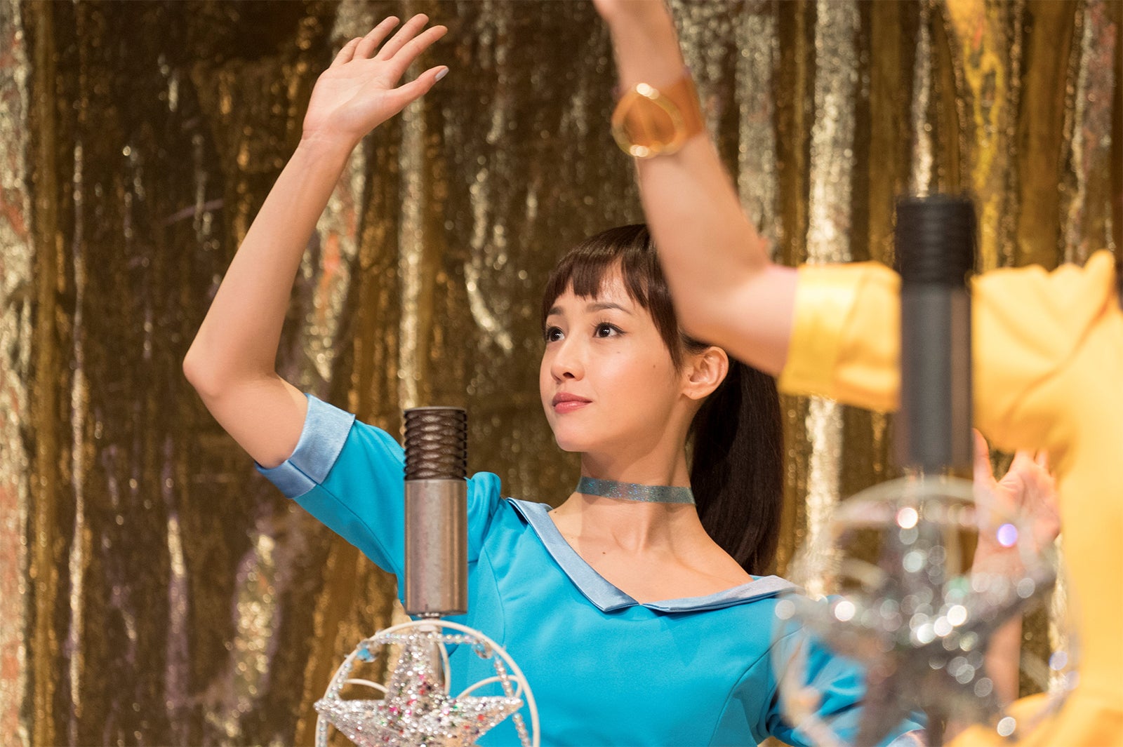 アイドルグループ「サニーズ」の一員としてキュートに歌い踊る姿も見どころ（C）2018「猫は抱くもの」製作委員会