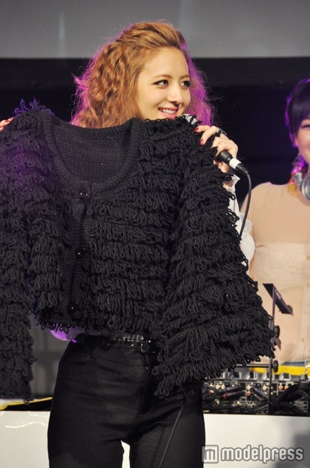 オシャレテクを披露したエリーローズ