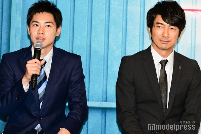 (左から)戸塚純貴、眞島秀和(C)モデルプレス