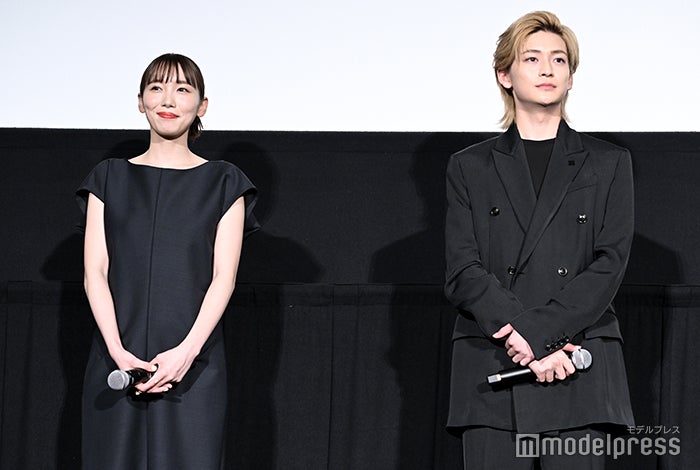 飯豊まりえ、高橋文哉（C）モデルプレス