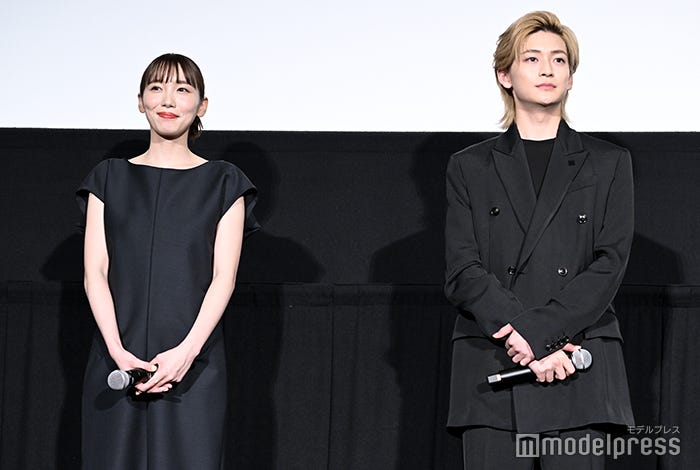 飯豊まりえ、高橋文哉(C)モデルプレス