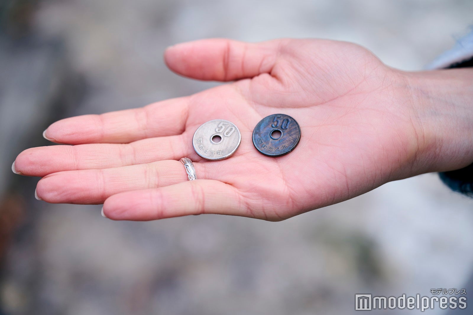 10秒くらい源泉につけただけで、50円玉がこんなに変色しました（C）モデルプレス