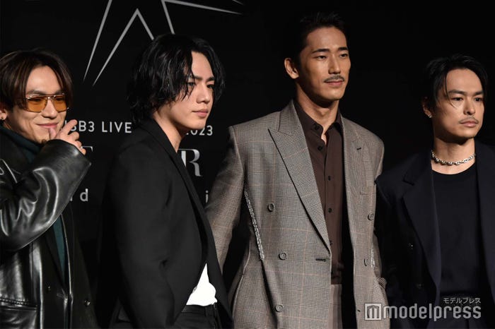 クールに決めるOMI、小林直己、今市隆二、 1人だけにやけ顔のNAOTO(C)モデルプレス