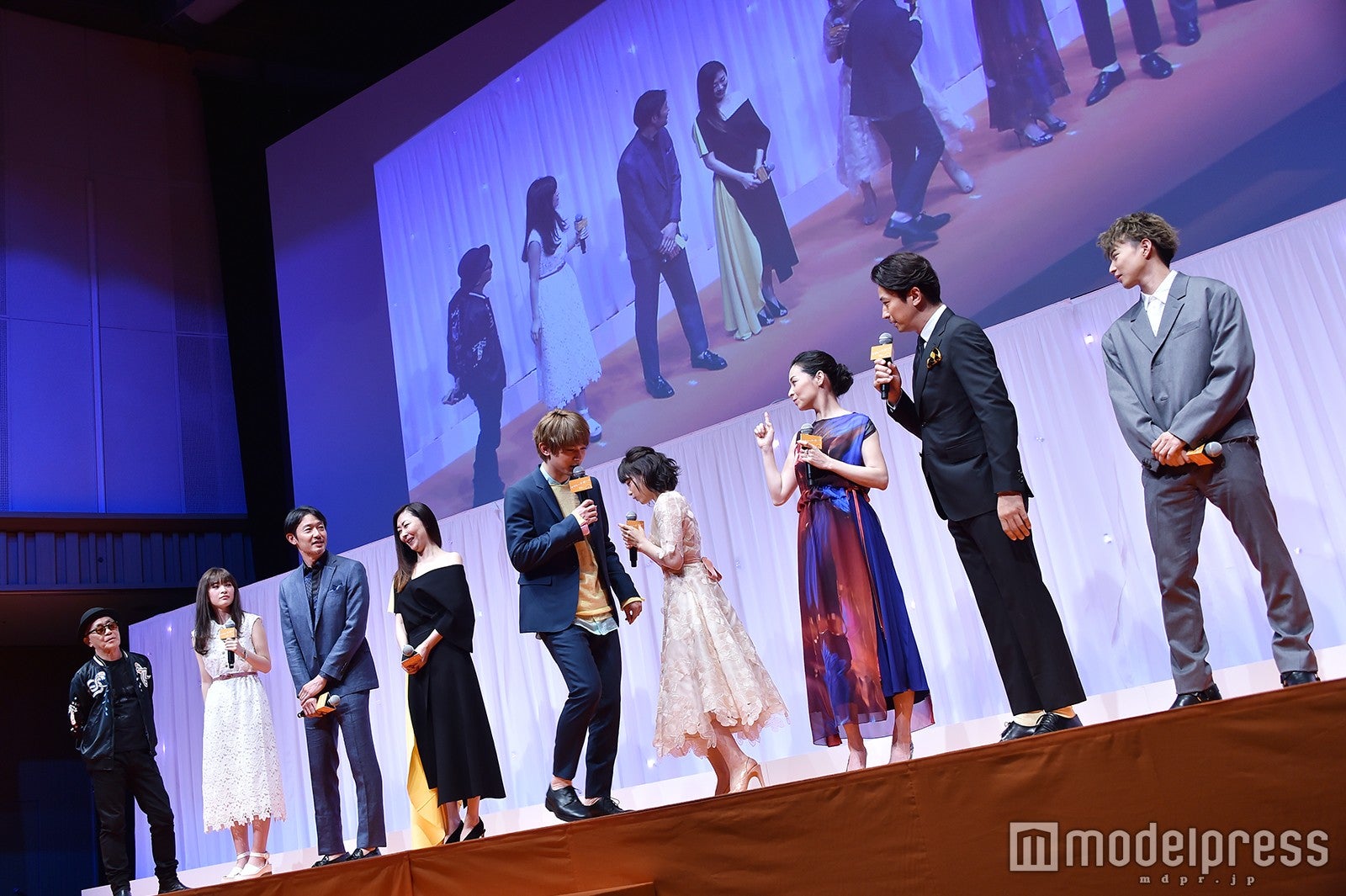 『ママレード・ボーイ』ならではのややこしい家族関係を説明するため、立ち位置を入れ替わってみせるキャスト陣 （C）モデルプレス