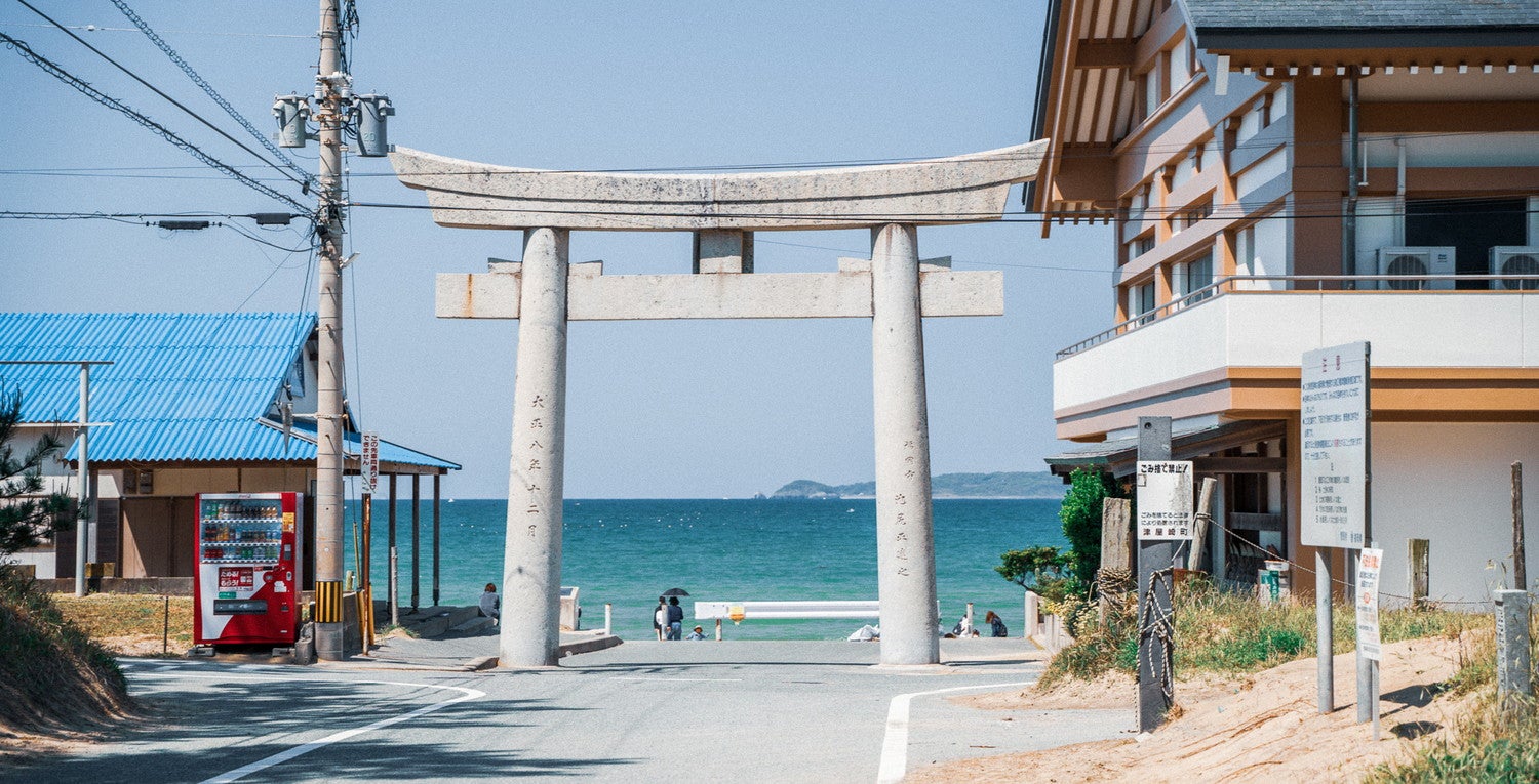 宮地嶽神社「光の道」と呼ばれる参道の先にある鳥居／画像提供：スタンス