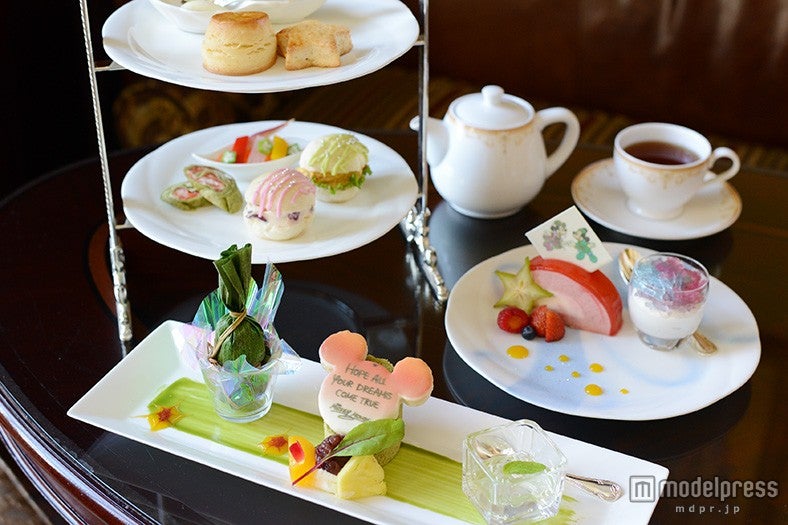 東京ディズニーランドホテル「ドリーマーズ・ラウンジ」／“ディズニー七夕デイズ”アフタヌーンティーセット￥3090
