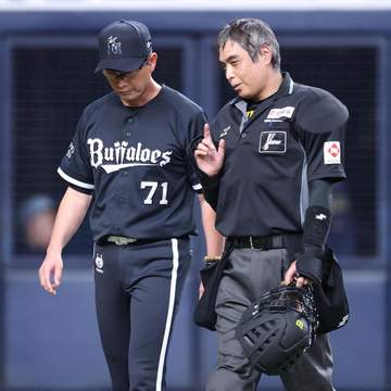 試合中断はハイブリッドポジション申告方法の確認 責任審判の真鍋審判員が説明 オリックス－ロッテ戦の二回に約3分間の中断