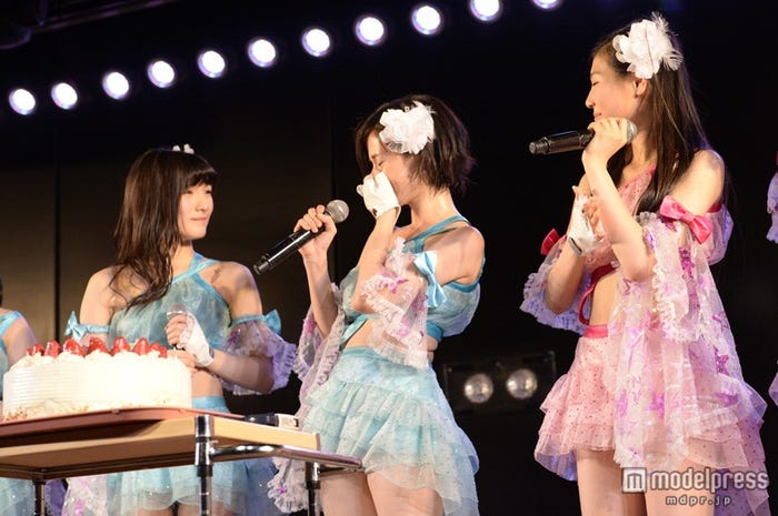 涙する塚本まり子(C)AKS