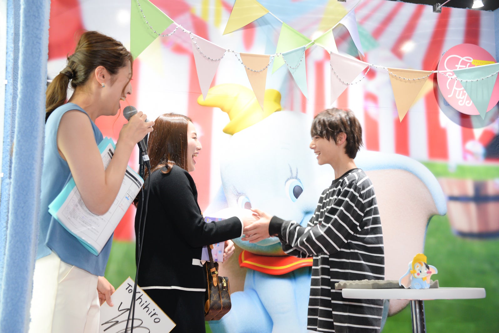 サインと握手のサプライズも（C）モデルプレス