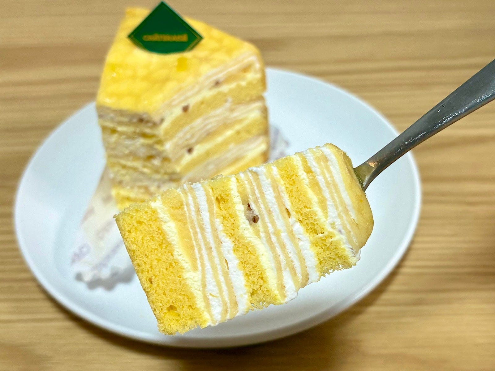 バニラ風味クレープのおいしさに、レモンの爽やかな味わいとはちみつの甘い風味が広がります