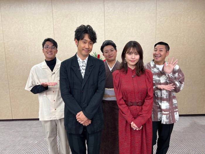 (左から)菊田竜大、大泉洋、松尾駿、有村架純、長田庄平 (C)フジテレビ