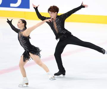 アイスダンス戦国時代幕開け “うたまさ”吉田・森田組が貫禄RD首位発進 “りかしん”紀平・西山組2位 公式戦デビューの“しょまりん”本田、宇野組は4位で第一歩