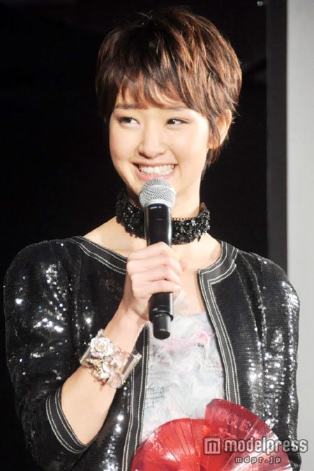 剛力彩芽、美脚全開で若さアピール「まだ20歳なので」