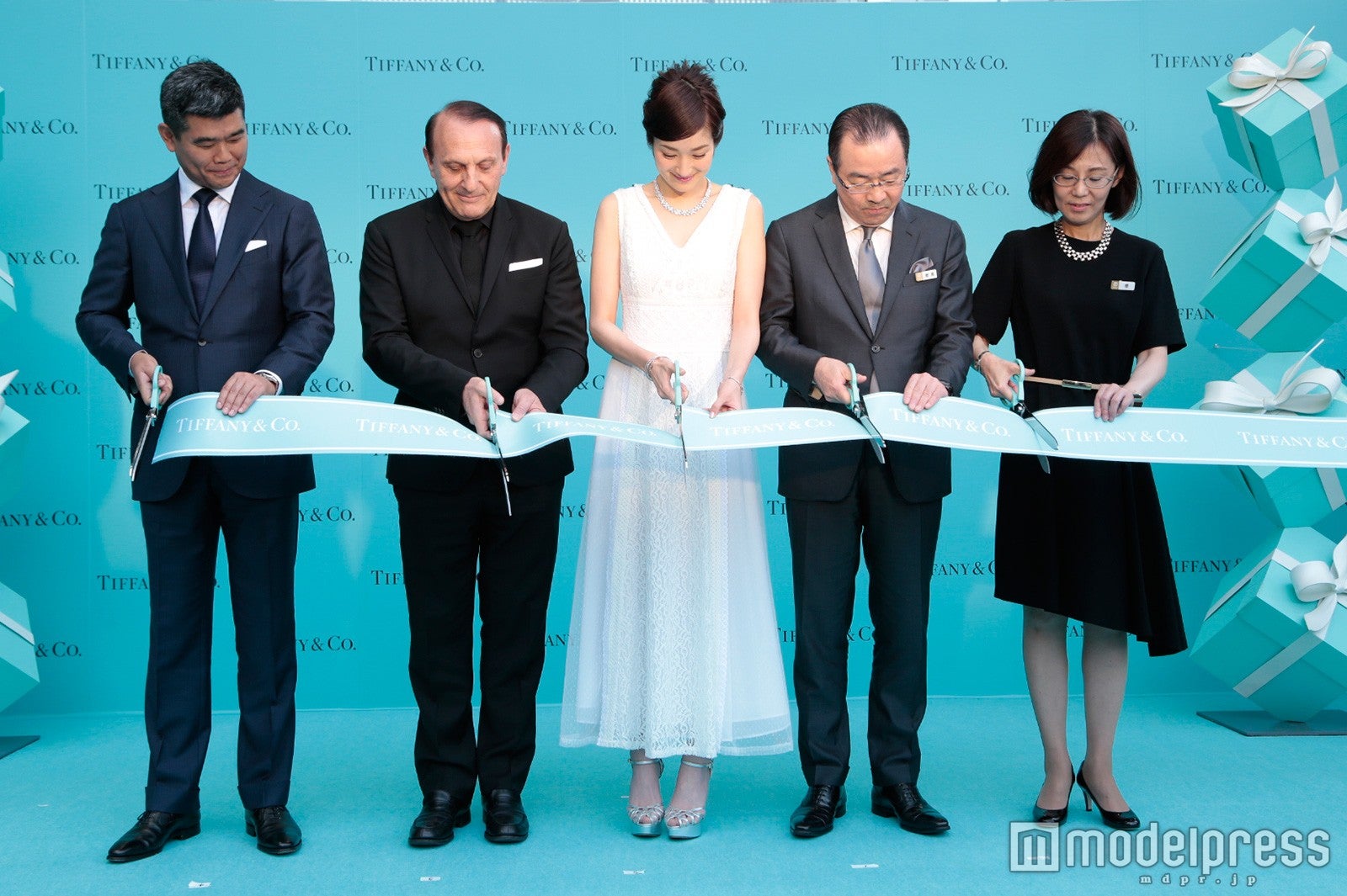 テープカットに初挑戦／高梨臨（中央）