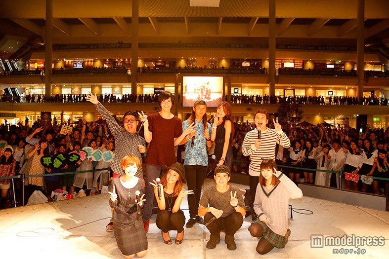 ファンと一緒に映る「テラスハウス」メンバー