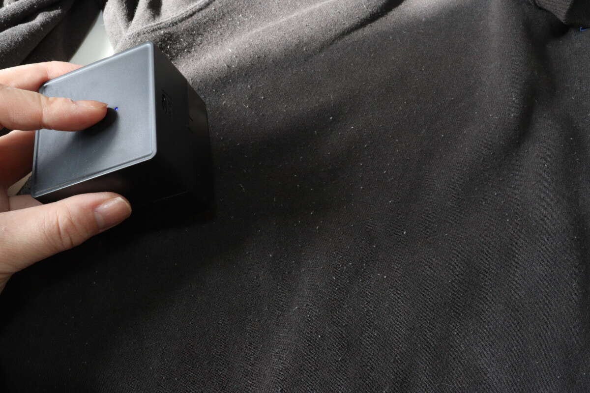 電動毛玉取り（スクエア、USB充電式）　使用例