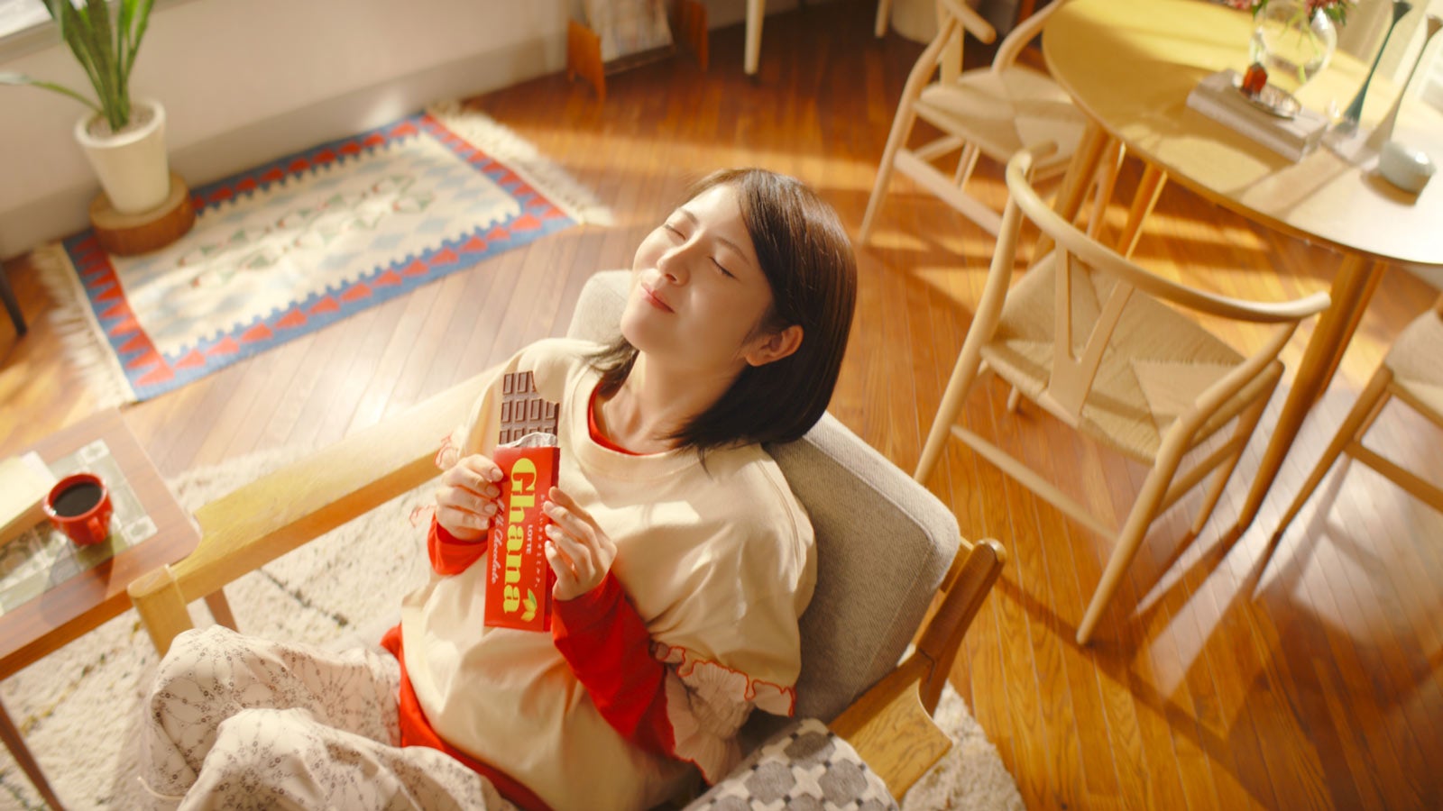 浜辺美波／新TVCM「アガる口どけ」篇より（提供写真）