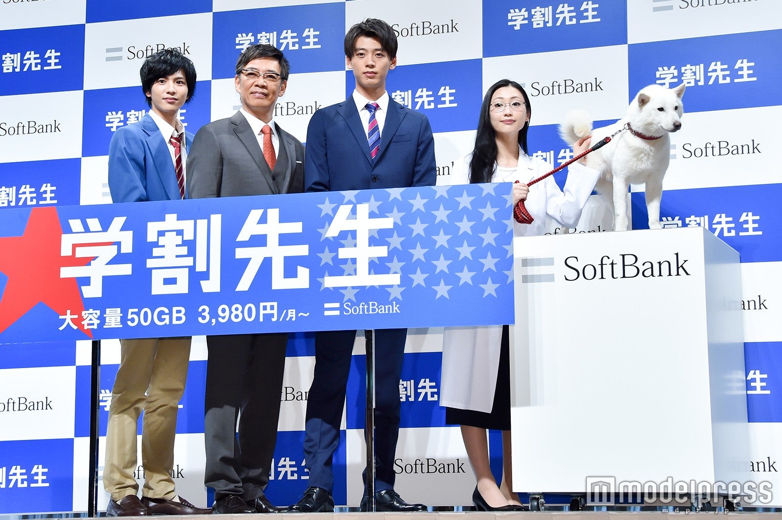 （左から）志尊淳、生瀬勝久、竹内涼真、壇蜜、白戸家のお父さん（C）モデルプレス