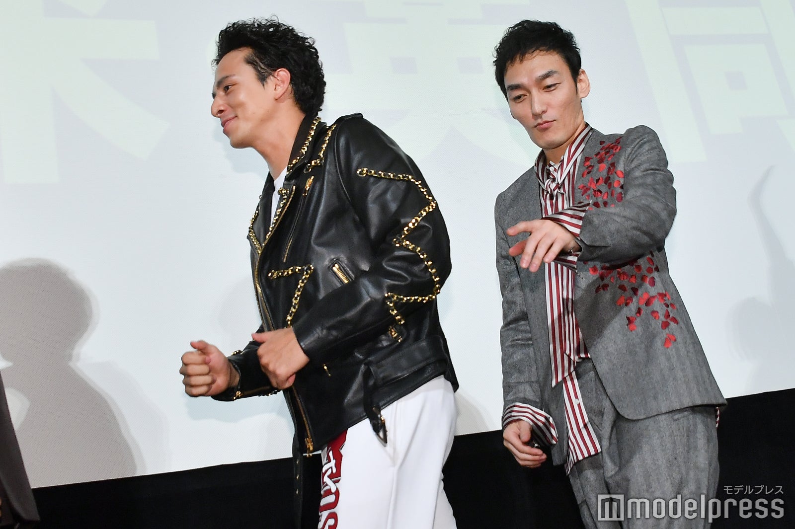 ラップ調で去っていく満島真之介、草なぎ剛 （C）モデルプレス