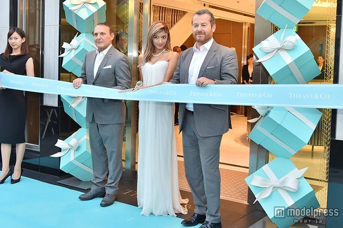 テープカットを行うローラ(中央)