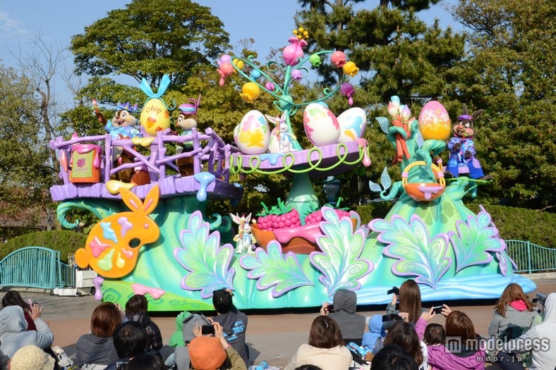 色とりどりの絵の具でエッグペイントを楽しむアトリエ